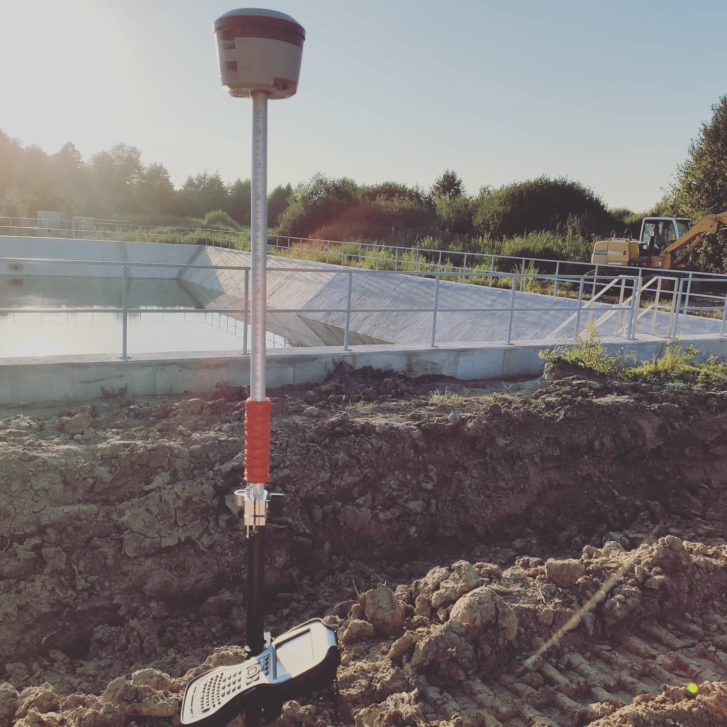 Odbiornik GNSS przy budowie zbiornika wodnego