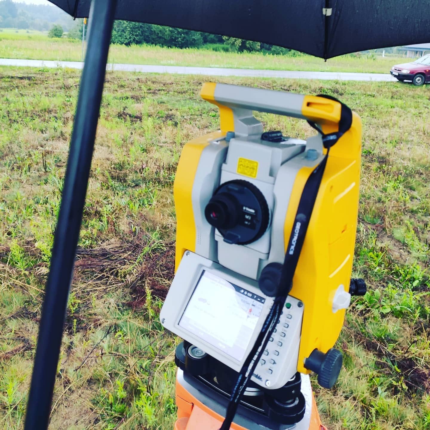 Tachimetr Trimble podczas pomiarów w terenie