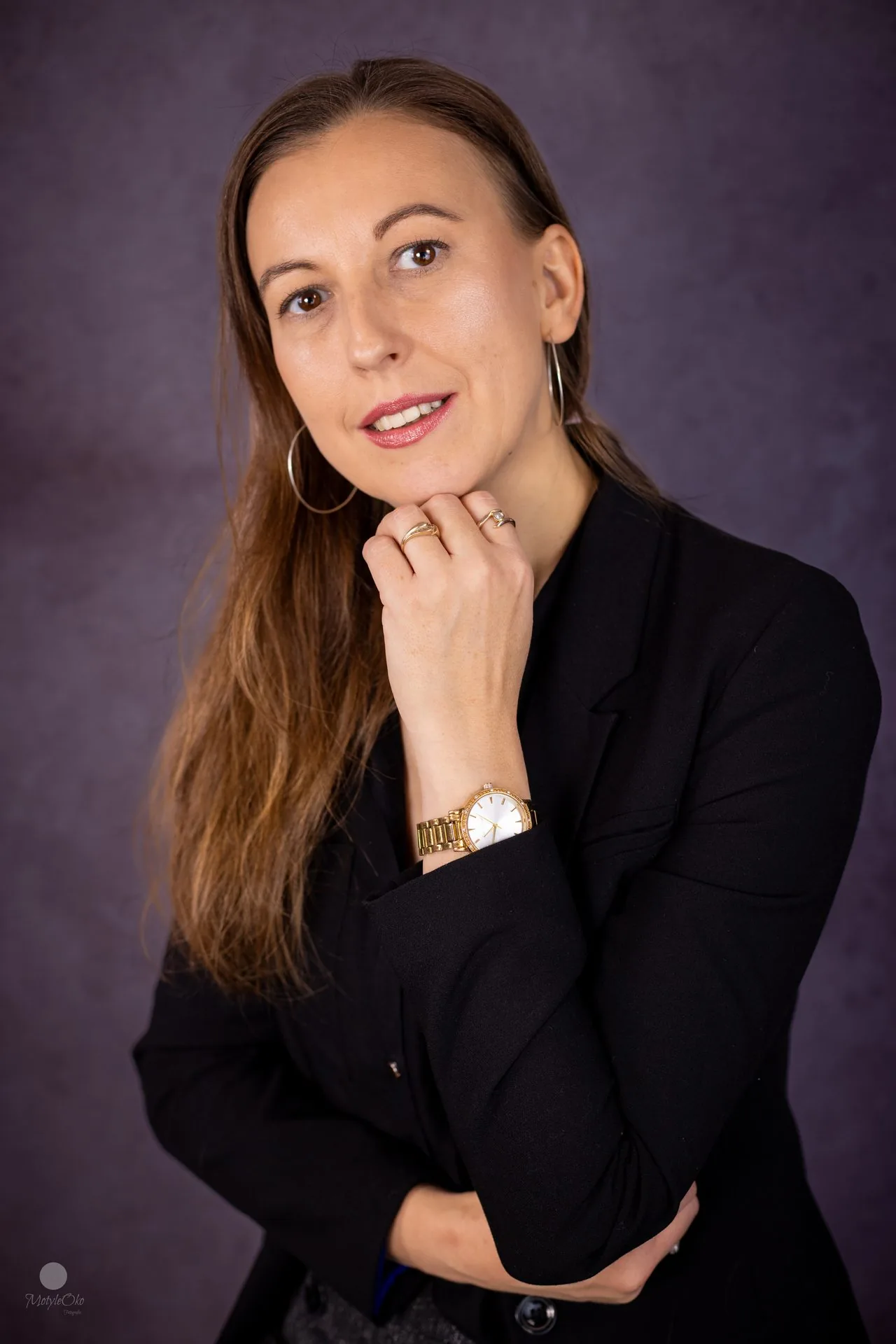 Portret biznesowy kobiety w czarnej marynarce